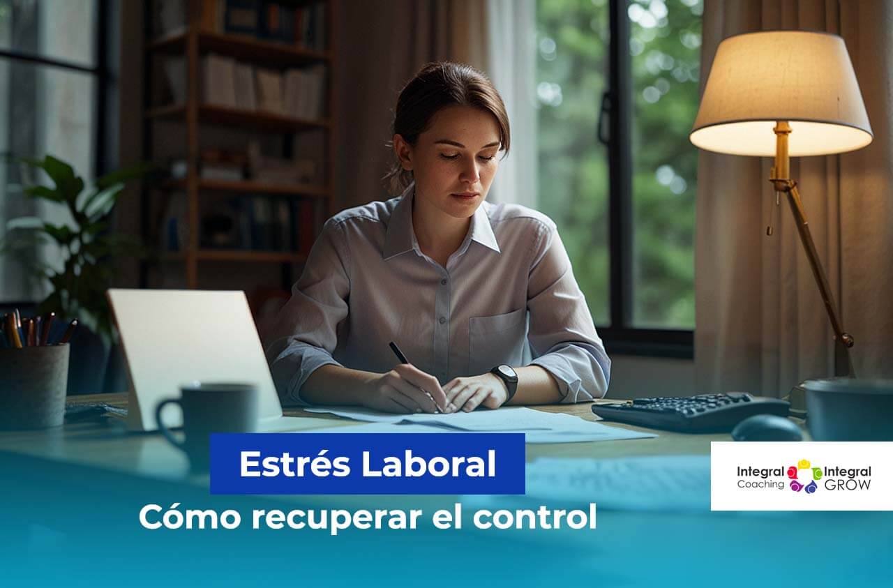 Mujer en oficina con estrés laboral